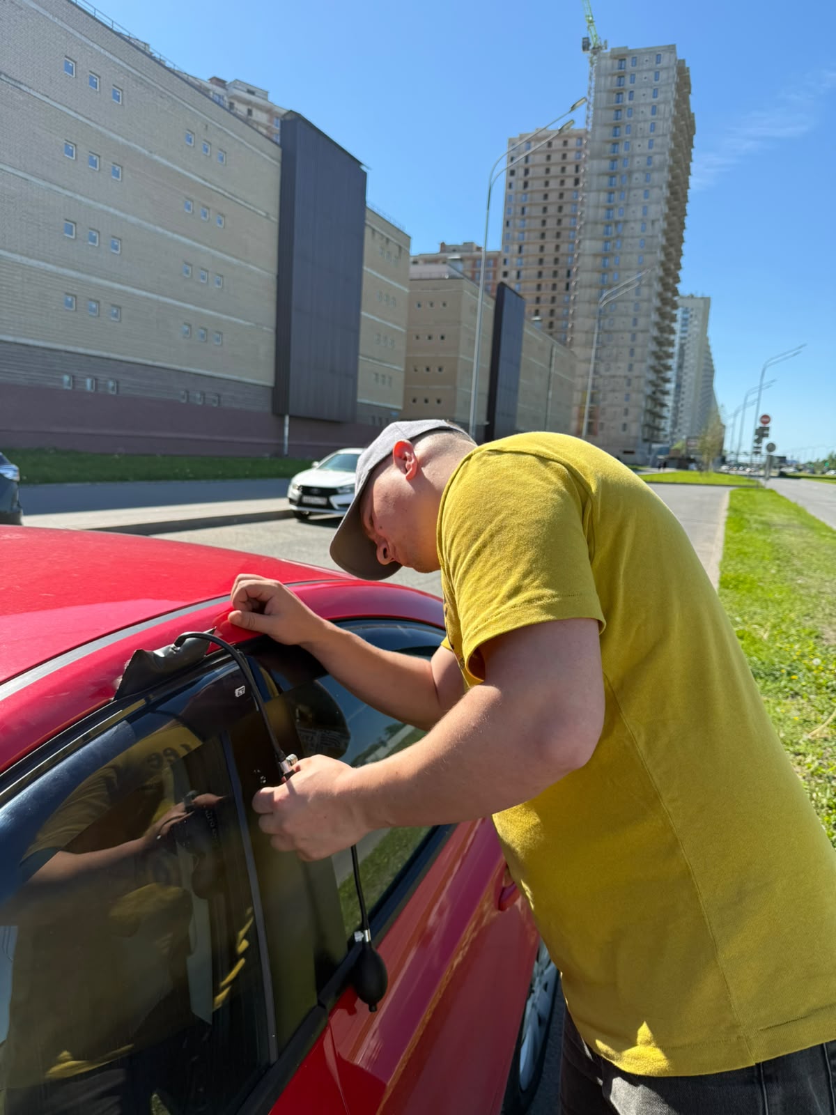 Аварийное вскрытие автомобиля мастером в Шушары